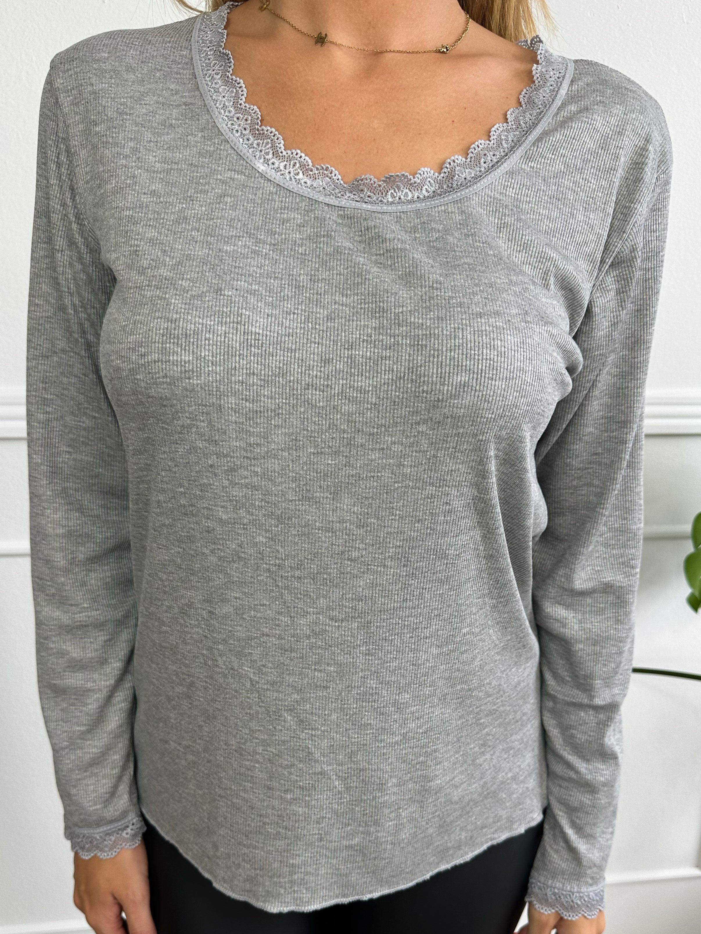 Ibina Long Sleeve - Söt blus med veck och spetskant